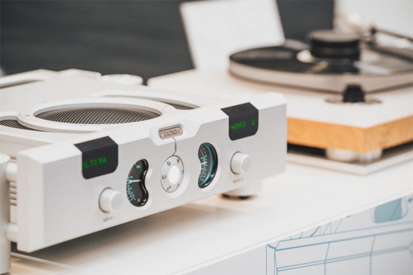 Préampli phono Chord ULTIMA PHONOSTAGE présenté en démonstration avec platine vinyle en arrière-plan