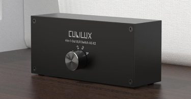 Cubilux AS-X2 installé sur bureau de studio audio avec câbles XLR connectés
