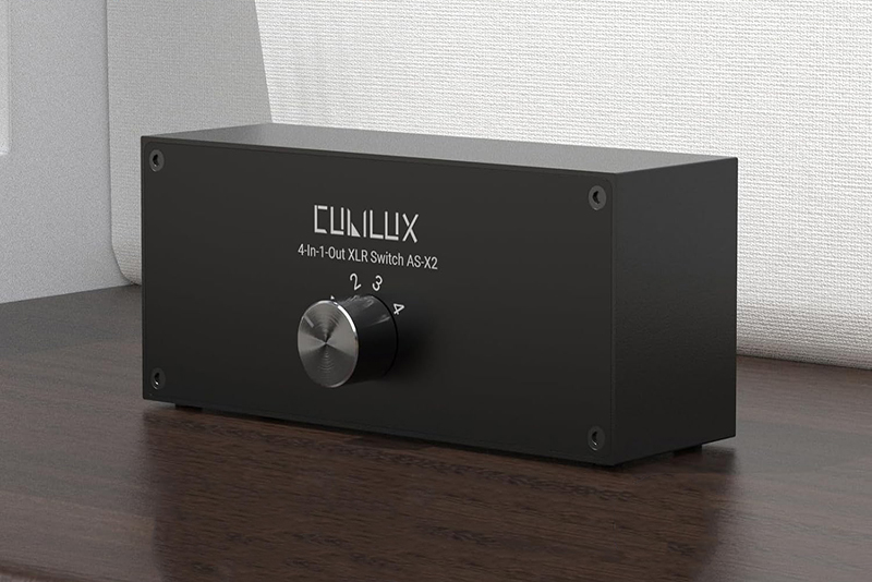 Cubilux AS-X2 installé sur bureau de studio audio avec câbles XLR connectés