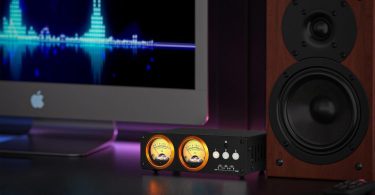Douk Audio L3 avec double VU-mètre analogique sur un bureau audio relié à des enceintes et un ordinateur