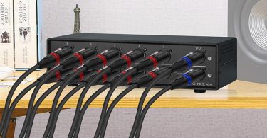 Le Douk Audio MC105 posé dans un salon moderne avec équipement audio.
