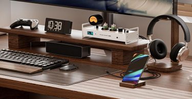 Douk Audio P1PLUS installé sur bureau avec casque audio