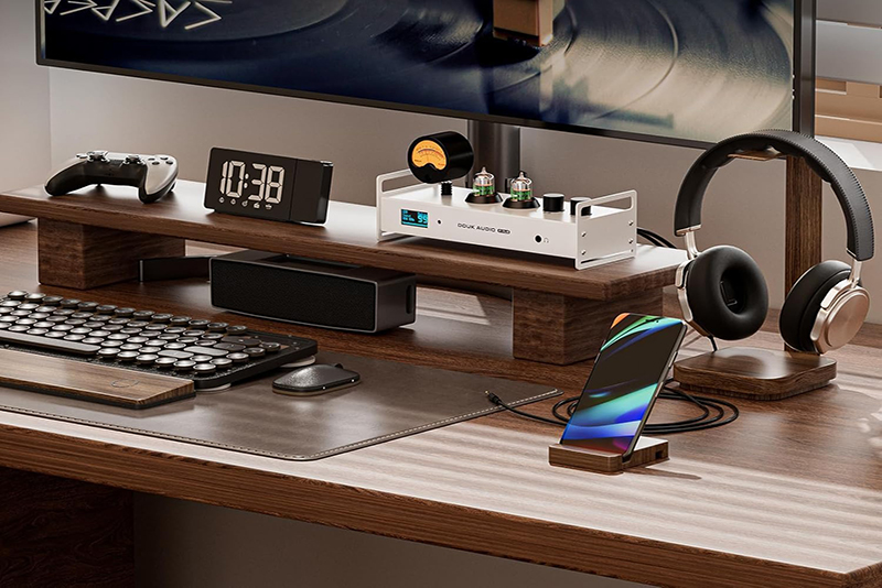Douk Audio P1PLUS installé sur bureau avec casque audio