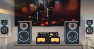 Douk Audio VU3 Pro installé sur bureau moderne avec enceintes connectées.