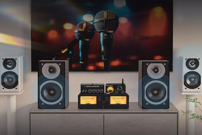 Douk Audio VU3 Pro installé sur bureau moderne avec enceintes connectées.