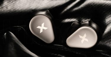 Écouteurs intra-auriculaires DUNU Titan X IEM avec coques métal et logo X en gros plan