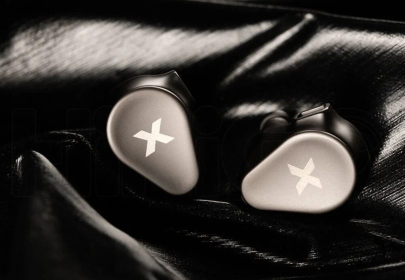 Écouteurs intra-auriculaires DUNU Titan X IEM avec coques métal et logo X en gros plan