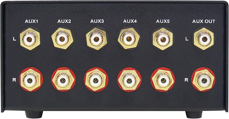 Arrière du Dynavox AUX-S avec branchements de câbles visibles.