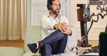 Casque Focal Utopia 2022 posé sur une table de studio audio