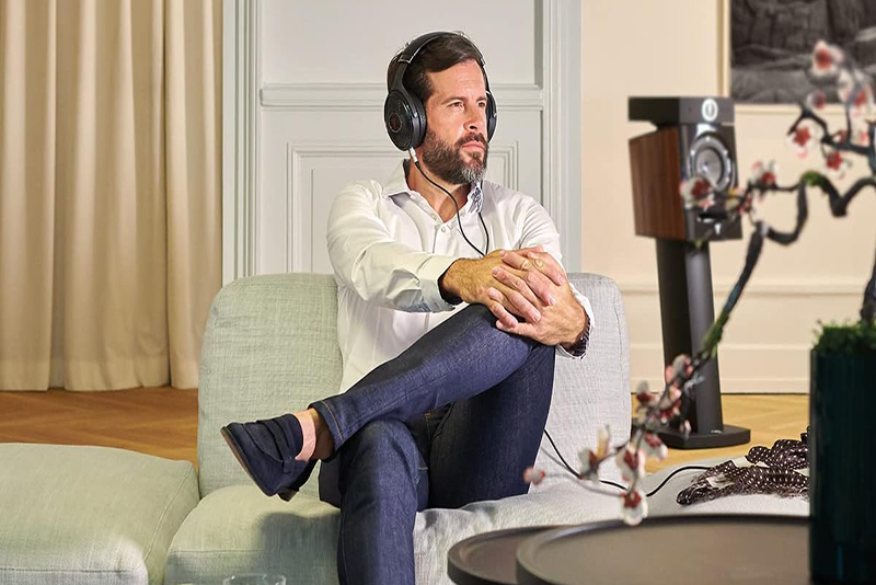 Casque Focal Utopia 2022 posé sur une table de studio audio