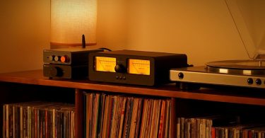 Fosi Audio LC30 avec VU-mètres rétro éclairés intégré dans une installation Hi-Fi avec platine vinyle et amplificateur