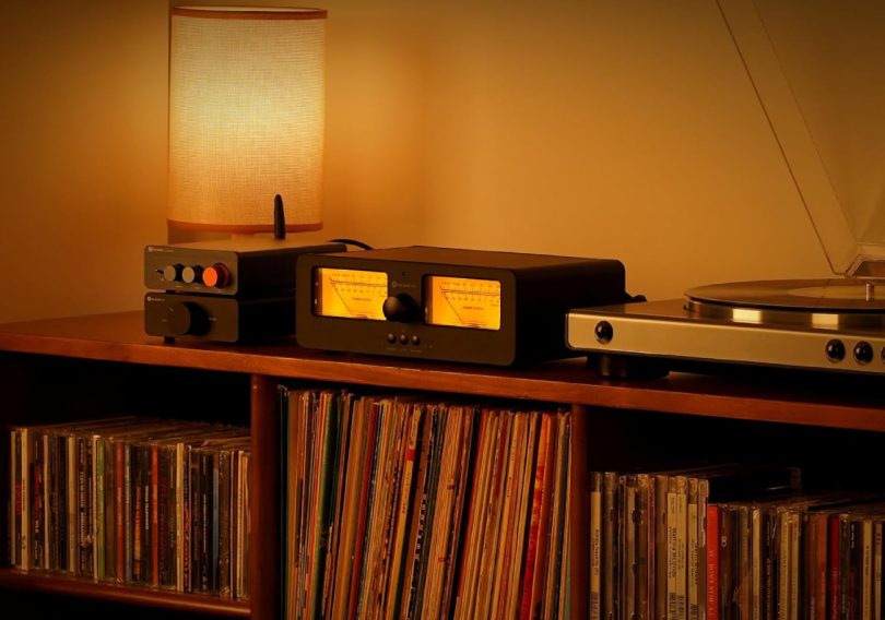 Fosi Audio LC30 avec VU-mètres rétro éclairés intégré dans une installation Hi-Fi avec platine vinyle et amplificateur