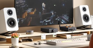 Fosi Audio Q6 installé sur bureau avec enceintes bibliothèque et ampli casque dans setup Hi-Fi moderne