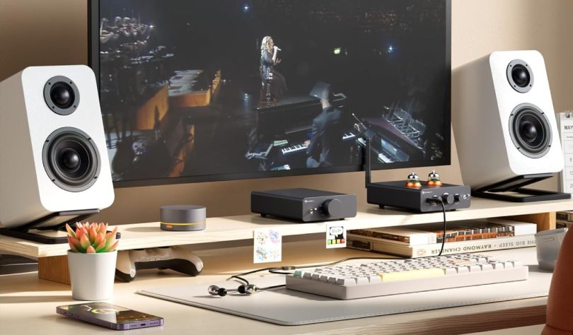 Fosi Audio Q6 installé sur bureau avec enceintes bibliothèque et ampli casque dans setup Hi-Fi moderne