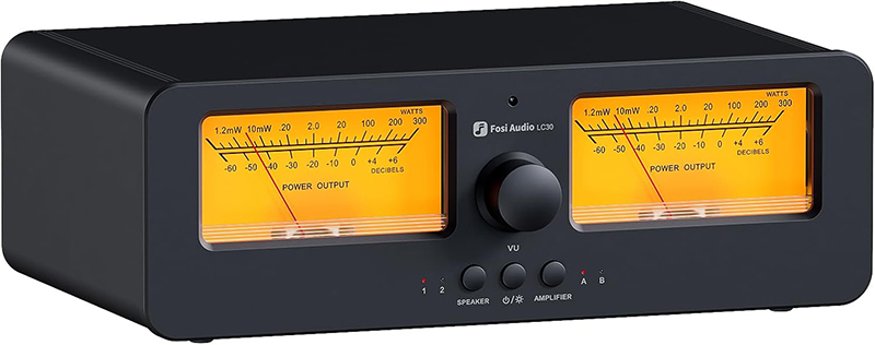 Vue frontale du Test Fosi Audio LC30 montrant les boutons et vumètres