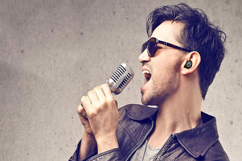 HIFIMAN Ananda BT utilisé par un auditeur concentré sur son bureau