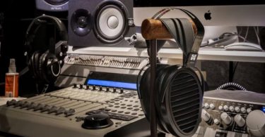 HIFIMAN Arya Stealth Magnet en usage dans un environnement musical moderne.