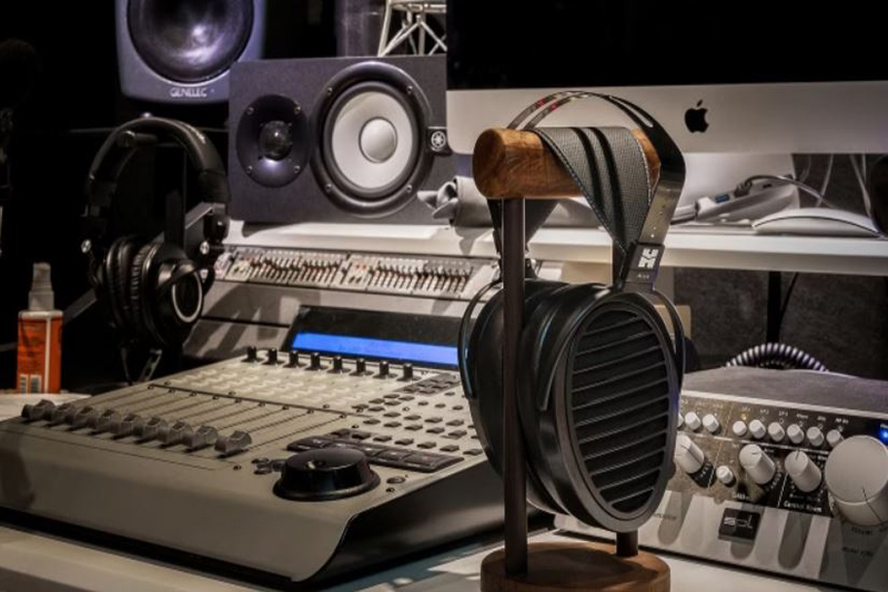 HIFIMAN Arya Stealth Magnet en usage dans un environnement musical moderne.