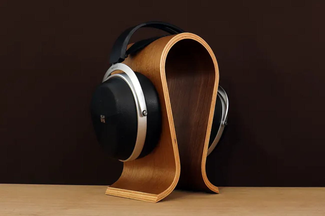 HIFIMAN AUDIVINA LE casque fermé posé sur support en bois