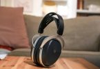 Casque HIFIMAN AUDIVINA LE posé sur un bureau moderne avec accessoires tech.