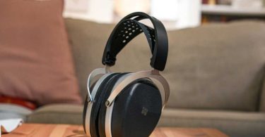 Casque HIFIMAN AUDIVINA LE posé sur un bureau moderne avec accessoires tech.