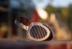 HIFIMAN HE1000 V2 posé sur table moderne dans un salon lumineux