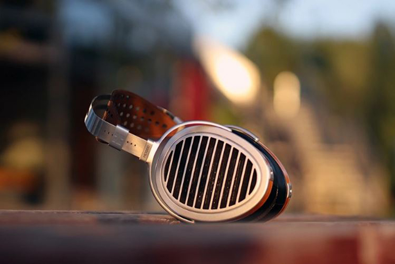 HIFIMAN HE1000 V2 posé sur table moderne dans un salon lumineux