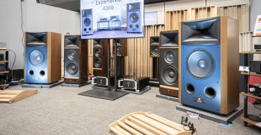 Moniteurs studio JBL 4369 présentés au Tokyo International Audio Show avec système Hi-Fi haut de gamme