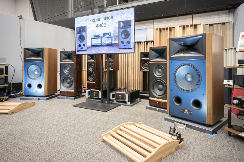 Moniteurs studio JBL 4369 présentés au Tokyo International Audio Show avec système Hi-Fi haut de gamme
