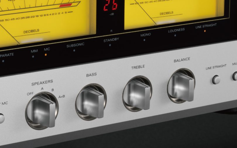 Gros plan sur la façade argentée de l'amplificateur Luxman L-100 Centennial montrant les réglages de tonalité, les vumètres jaunes éclairés et l'affichage numérique rouge.