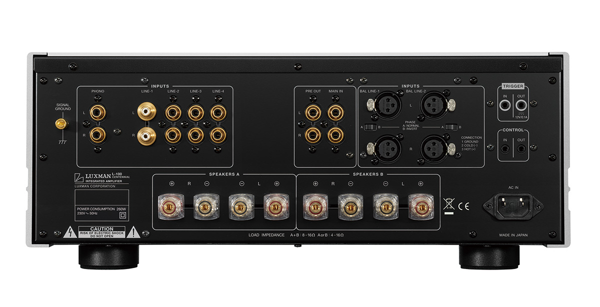 Vue détaillée du panneau arrière de l'amplificateur Luxman L-100 Centennial montrant les entrées RCA dorées, les prises XLR symétriques et les doubles borniers d'enceintes robustes.