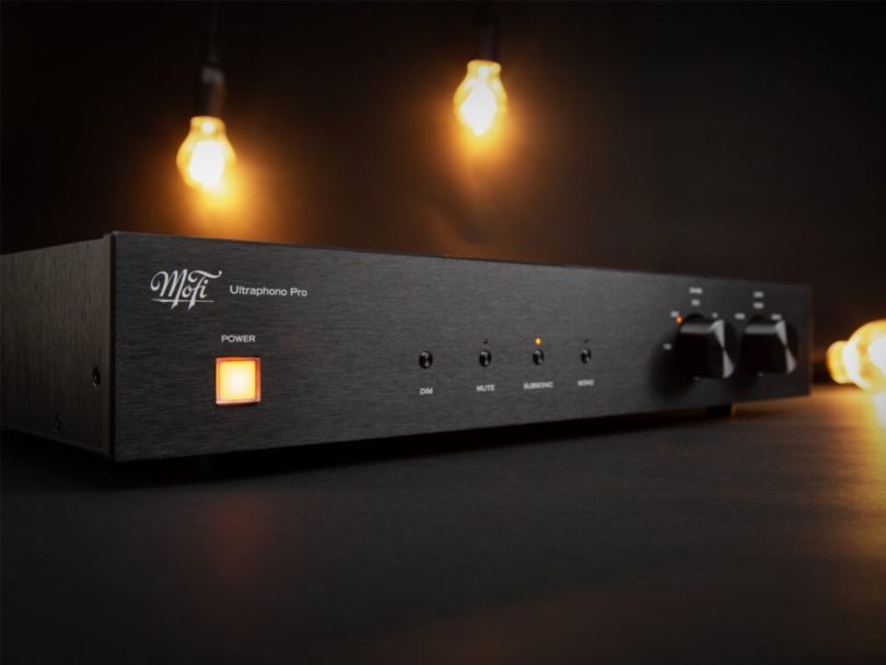Préampli phono et ampli casque MoFi UltraPhono Pro en façade avec commandes et indicateurs