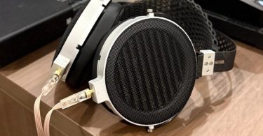 Casque MOONDROP Skyland posé sur un bureau avec connecteurs détachables