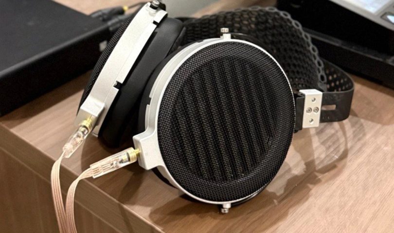 Casque MOONDROP Skyland posé sur un bureau avec connecteurs détachables