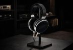 Moondrop SKYLAND posé sur un bureau moderne avec accessoires audio.
