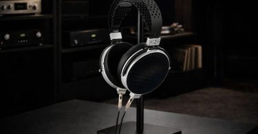Moondrop SKYLAND posé sur un bureau moderne avec accessoires audio.