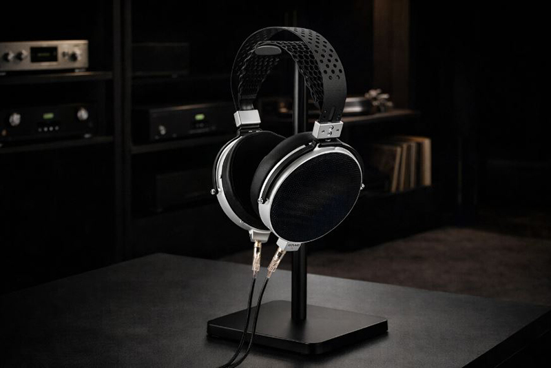 Moondrop SKYLAND posé sur un bureau moderne avec accessoires audio.