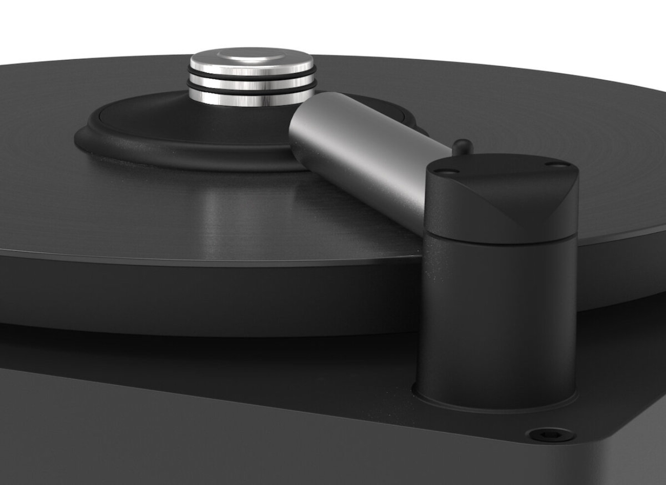 Détail plateau et bras d’aspiration de la machine à laver vinyle Okki Nokki ONE