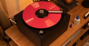 Okki Nokki ONE machine de nettoyage de disques vinyles avec plateau et bras d’aspiration