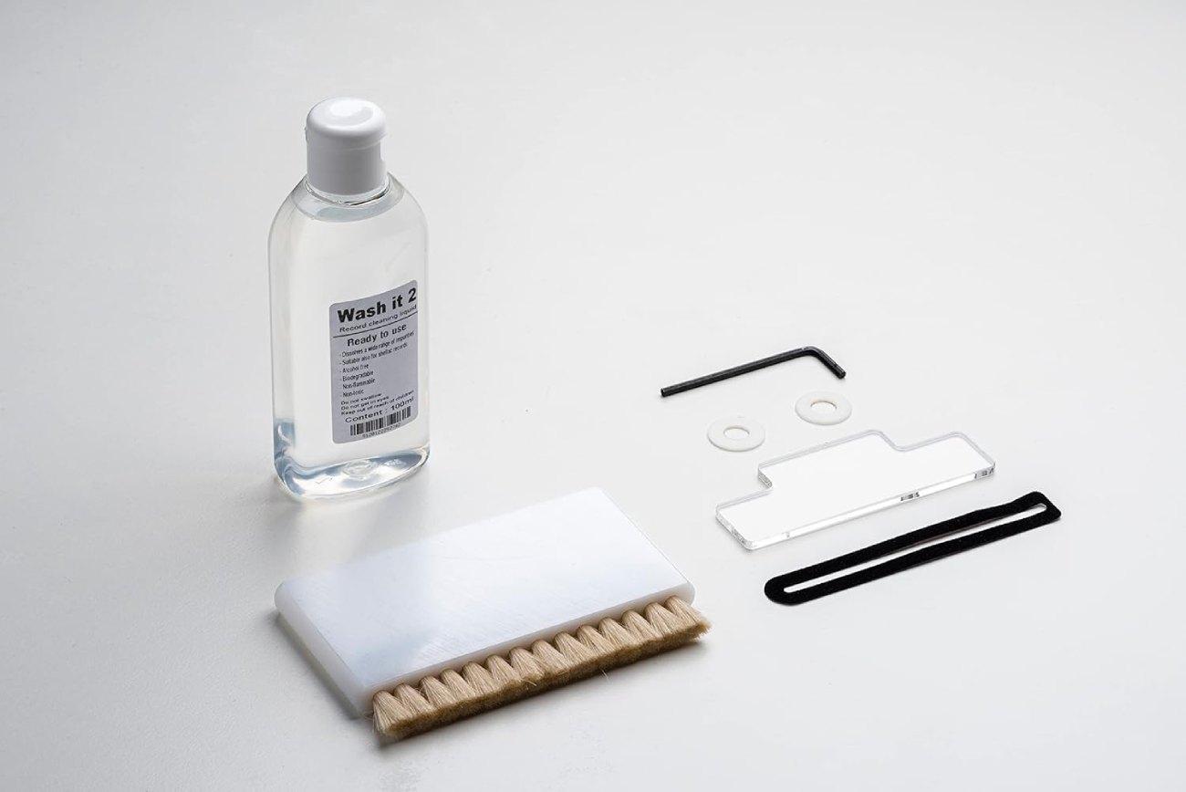 Accessoires de la machine de nettoyage vinyle Pro-Ject VC-S3 avec liquide Wash it 2 et brosse antistatique