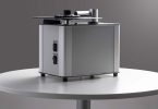 Test Pro-Ject VC-S3 posé sur une table moderne avec un vinyle en lecture