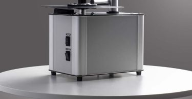 Test Pro-Ject VC-S3 posé sur une table moderne avec un vinyle en lecture