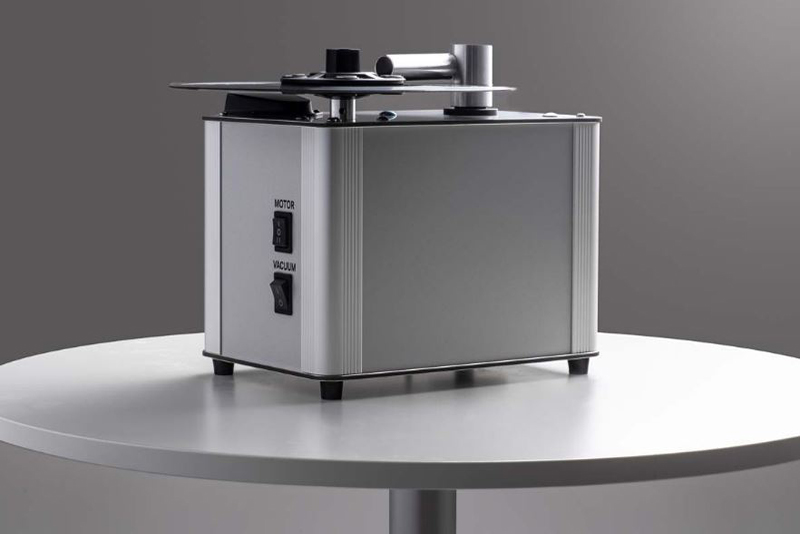 Test Pro-Ject VC-S3 posé sur une table moderne avec un vinyle en lecture