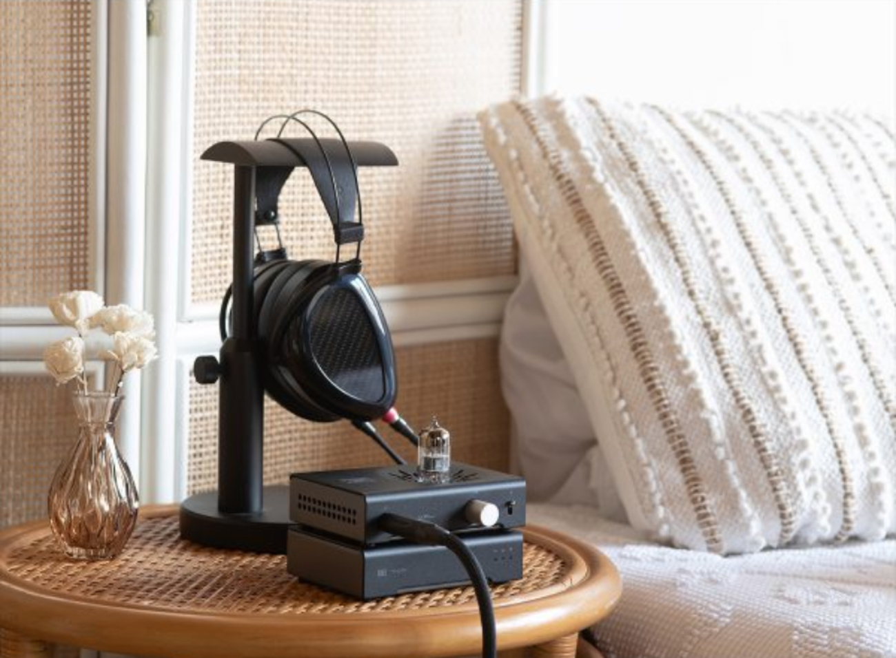 Schiit Vali 3 ampli casque hybride à lampe avec casque planar en configuration bureau
