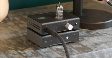 Schiit Vali 3 installé sur bureau audio moderne avec casque