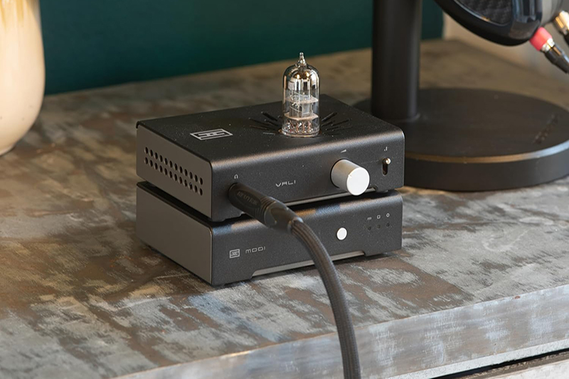 Schiit Vali 3 installé sur bureau audio moderne avec casque