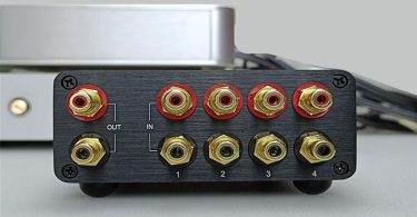 Solupeak U31 installé dans un salon Hi-Fi moderne.
