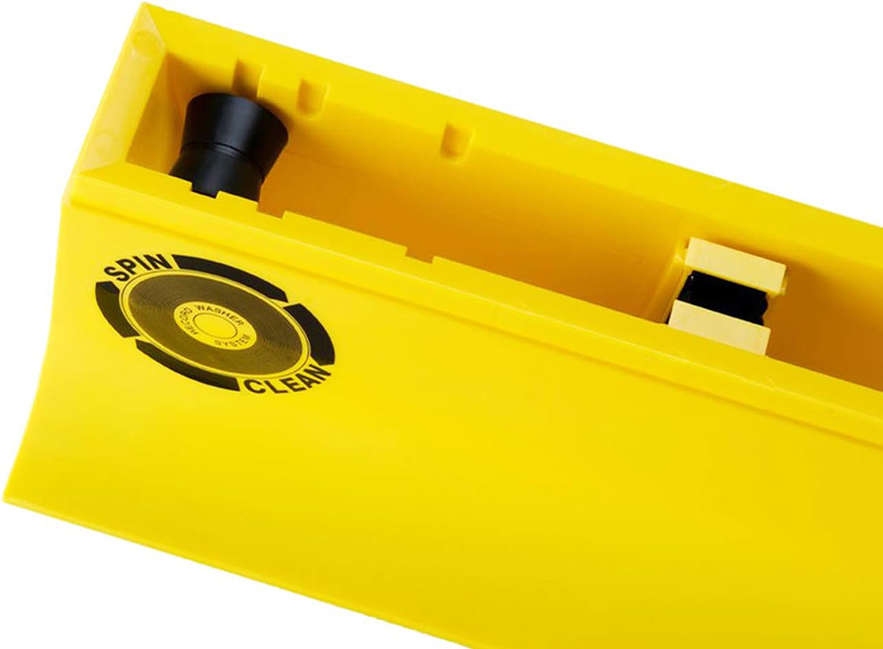 Zoom sur les câbles attachés du Spin-Clean Record Washer MKII