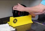 Spin-Clean Record Washer MKII posé sur une table avec vinyles autour