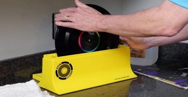 Spin-Clean Record Washer MKII posé sur une table avec vinyles autour